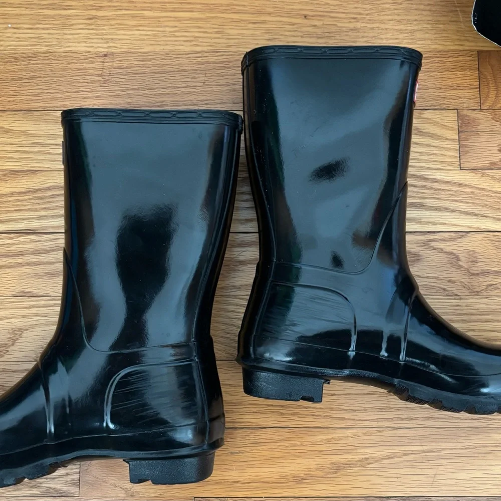 Hunter Women’s Glossy Black Short Size Boots~Size 8/F-7/M~W23700~EUC - Picture 10 of 16